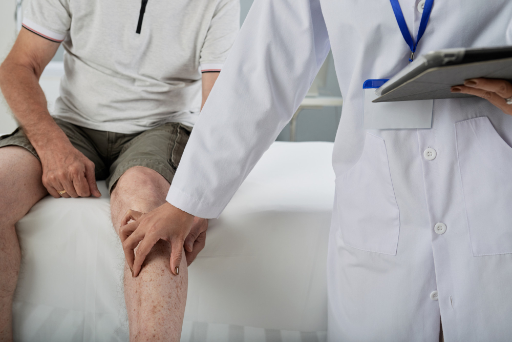 Knee Arthritis: Symptoms, Causes, Treatment & When to See a Doctor